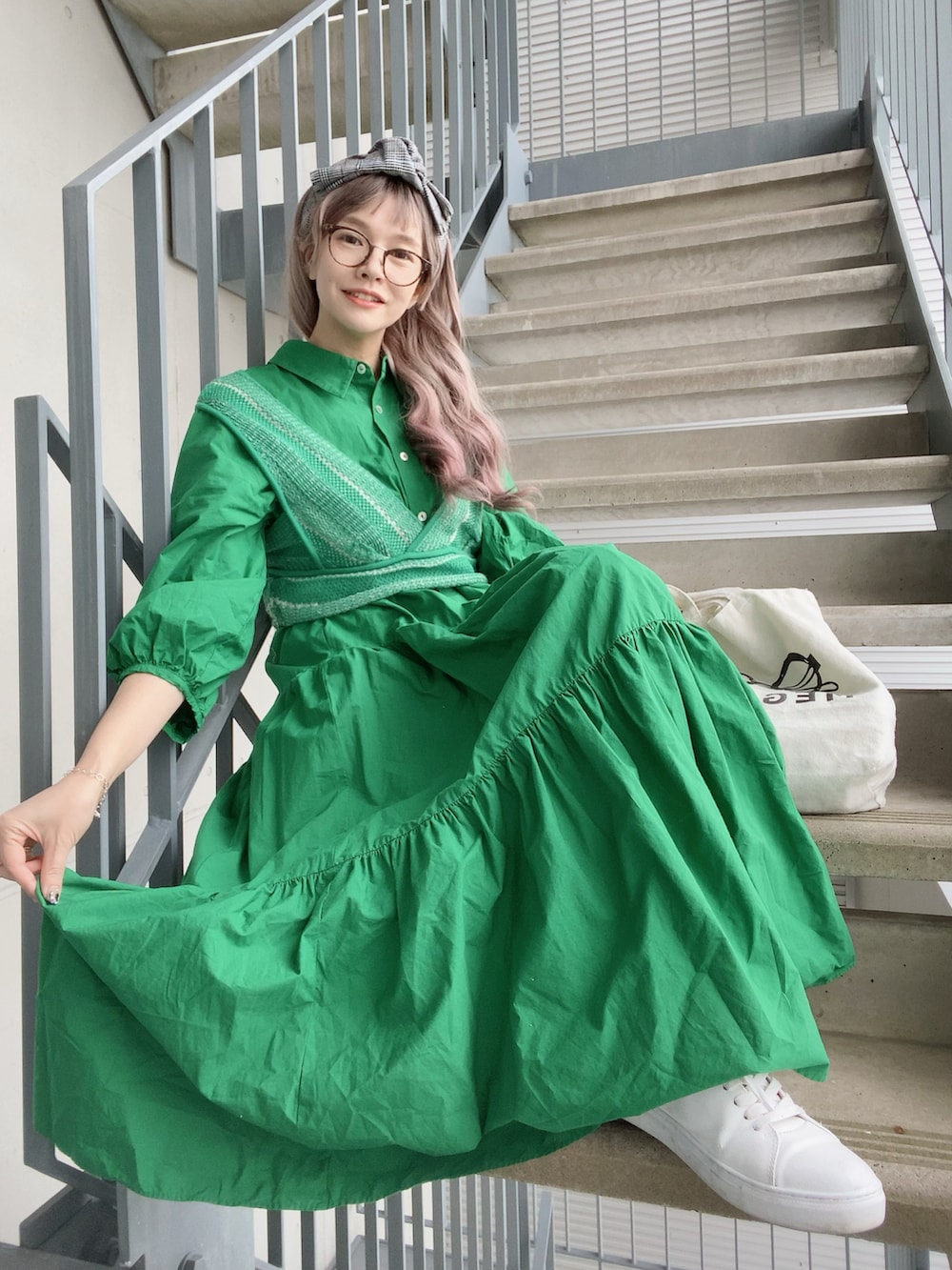 グリーン系のワンピース/ドレス、グリーン系のベストを着用したレディースの春コーディネートの2枚目の写真