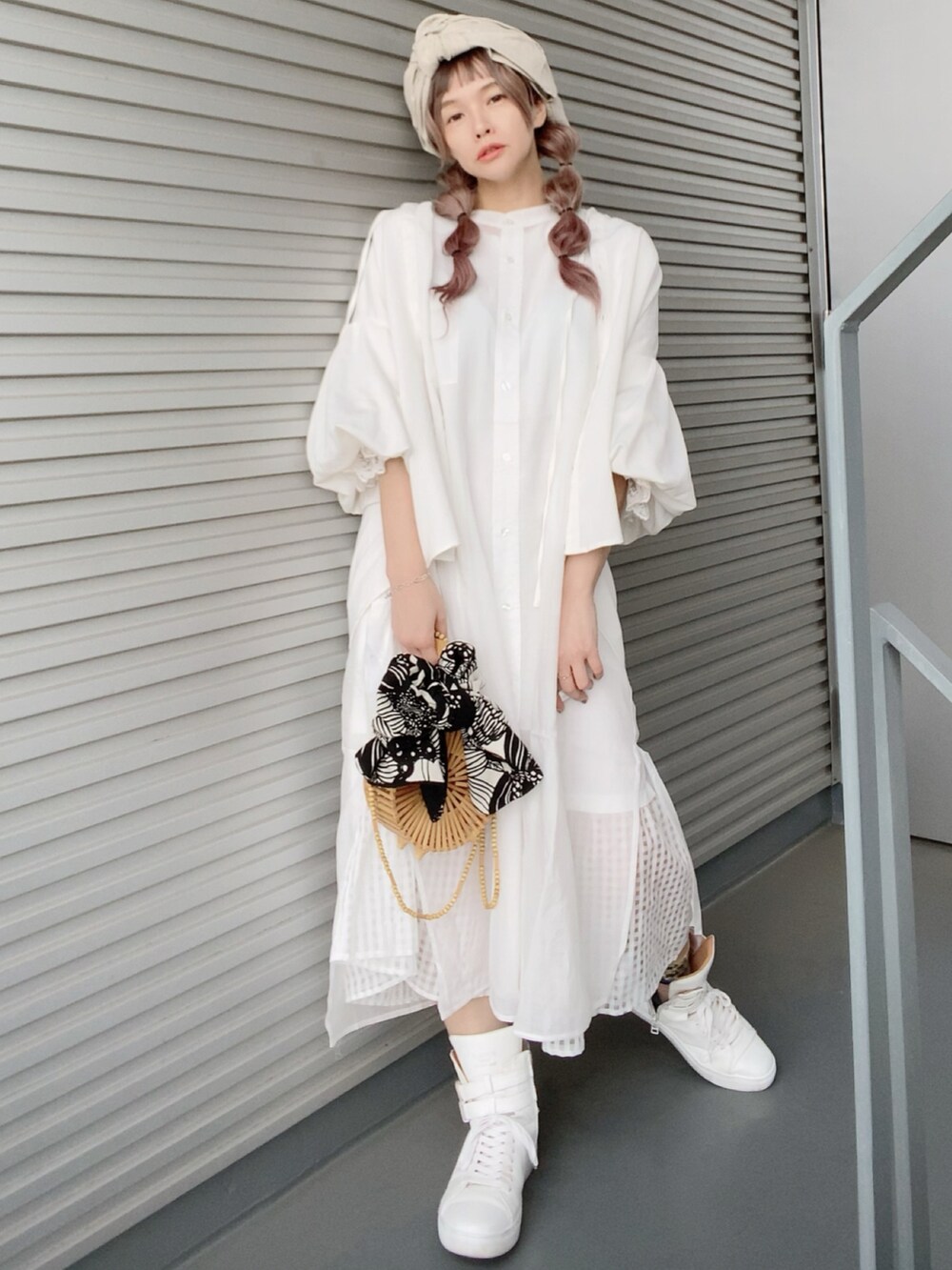 ホワイト系のワンピース、ホワイト系のワンピース、ホワイト系のシャツ/ブラウスを着用したレディースの春コーディネートの2枚目の写真