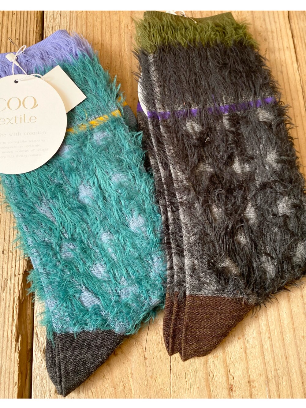 ホワイト系のパーカー、ホワイト系のハンチング/ベレー帽、その他のソックス/靴下を着用したレディースの冬コーディネートの4枚目の写真