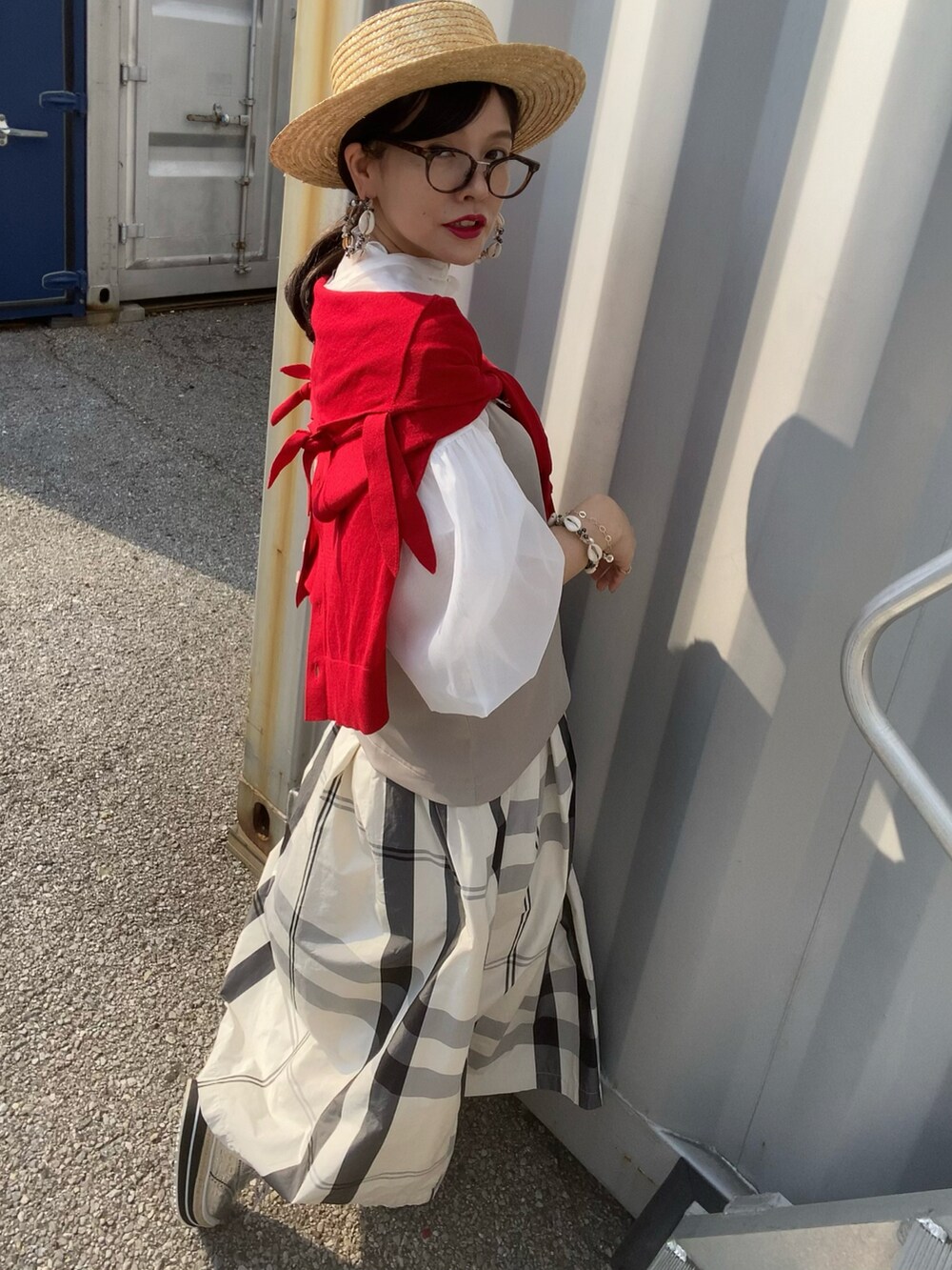 ホワイト系のシャツ/ブラウス、ベージュ系のキャミソール、ホワイト系のスカートを着用したレディースの春コーディネートの2枚目の写真