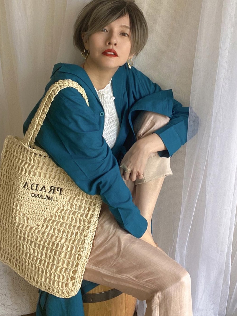 ブルー系のシャツ/ブラウス、ホワイト系のシャツ/ブラウス、ホワイト系のハットを着用したレディースの夏コーディネートの4枚目の写真