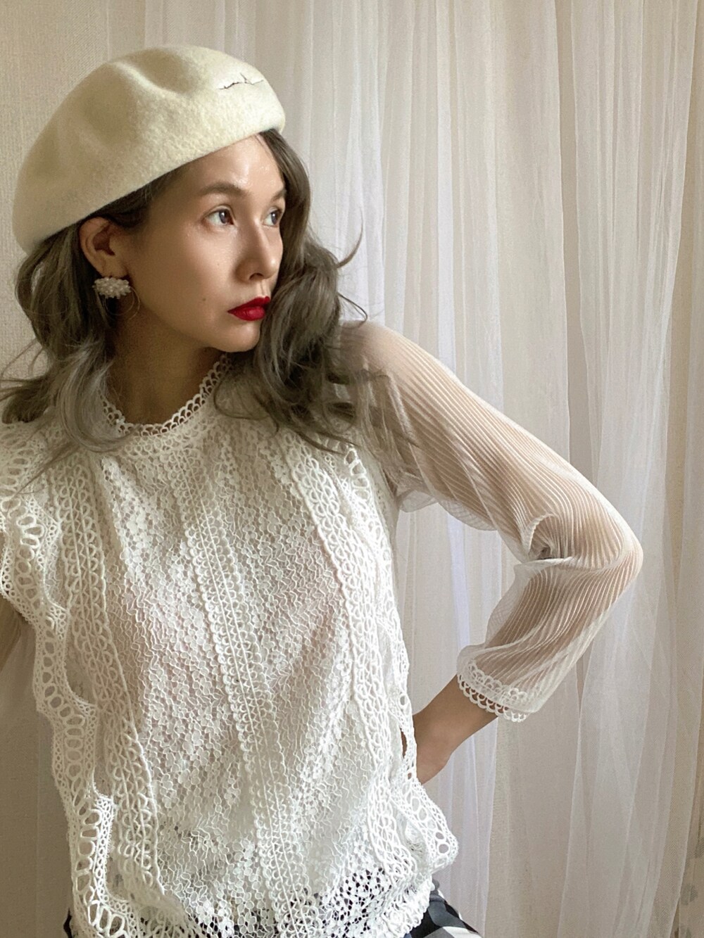 シルバー系のバッグ、レッド系のパンプス、ブラック系のスカートを着用したレディースの秋コーディネートの2枚目の写真