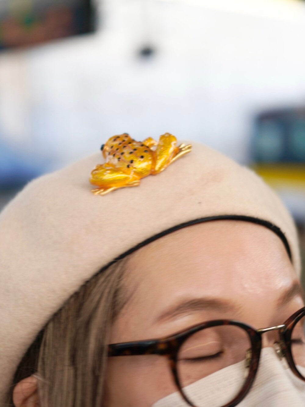 ブラウン系のベスト、ホワイト系のカーディガン/ボレロ、グリーン系のワンピースを着用したレディースの春コーディネートの3枚目の写真