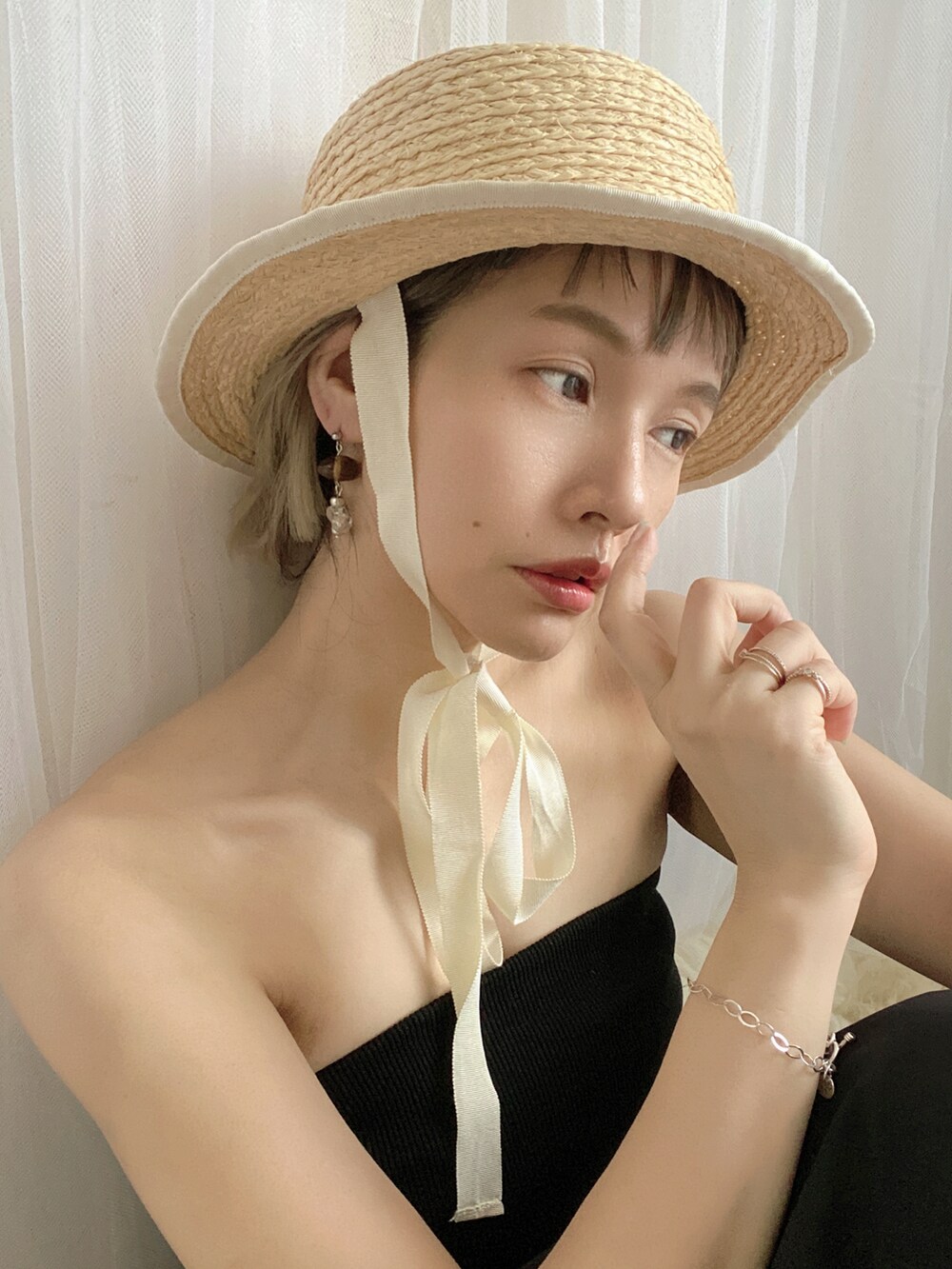 ブラック系のワンピース、ホワイト系のハットを着用したレディースの夏コーディネートの2枚目の写真