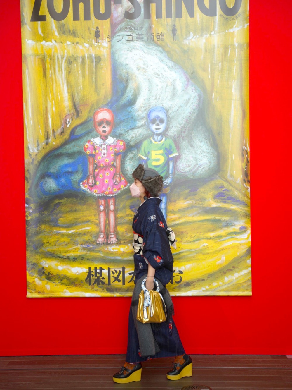 ゴールド系のハンドバッグ、その他のストール/ショール、グレー系のストール/ショールを着用したレディースの冬コーディネートの4枚目の写真