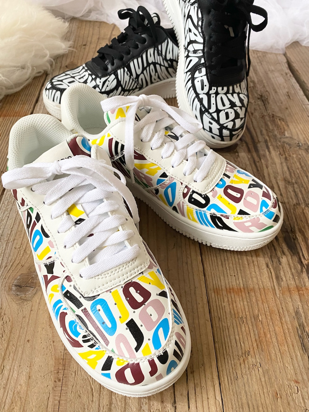 ホワイト系のシャツ/ブラウス、グリーン系のスカート、ホワイト系のバッグを着用したレディースの秋コーディネートの3枚目の写真