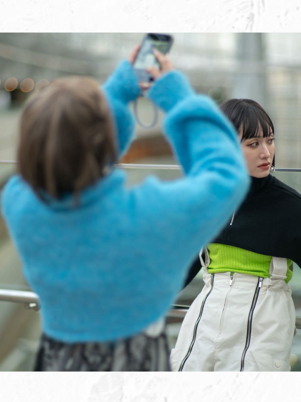 ブルー系のニット/セーター、ブラック系のワンピース、その他のシューズを着用したレディースの冬コーディネートの4枚目の写真