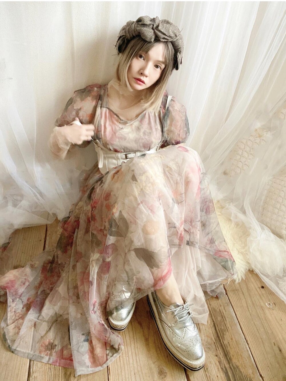 ベージュ系のワンピース/ドレス、シルバー系のシューズ、ホワイト系のベルトを着用したレディースの秋コーディネートの3枚目の写真