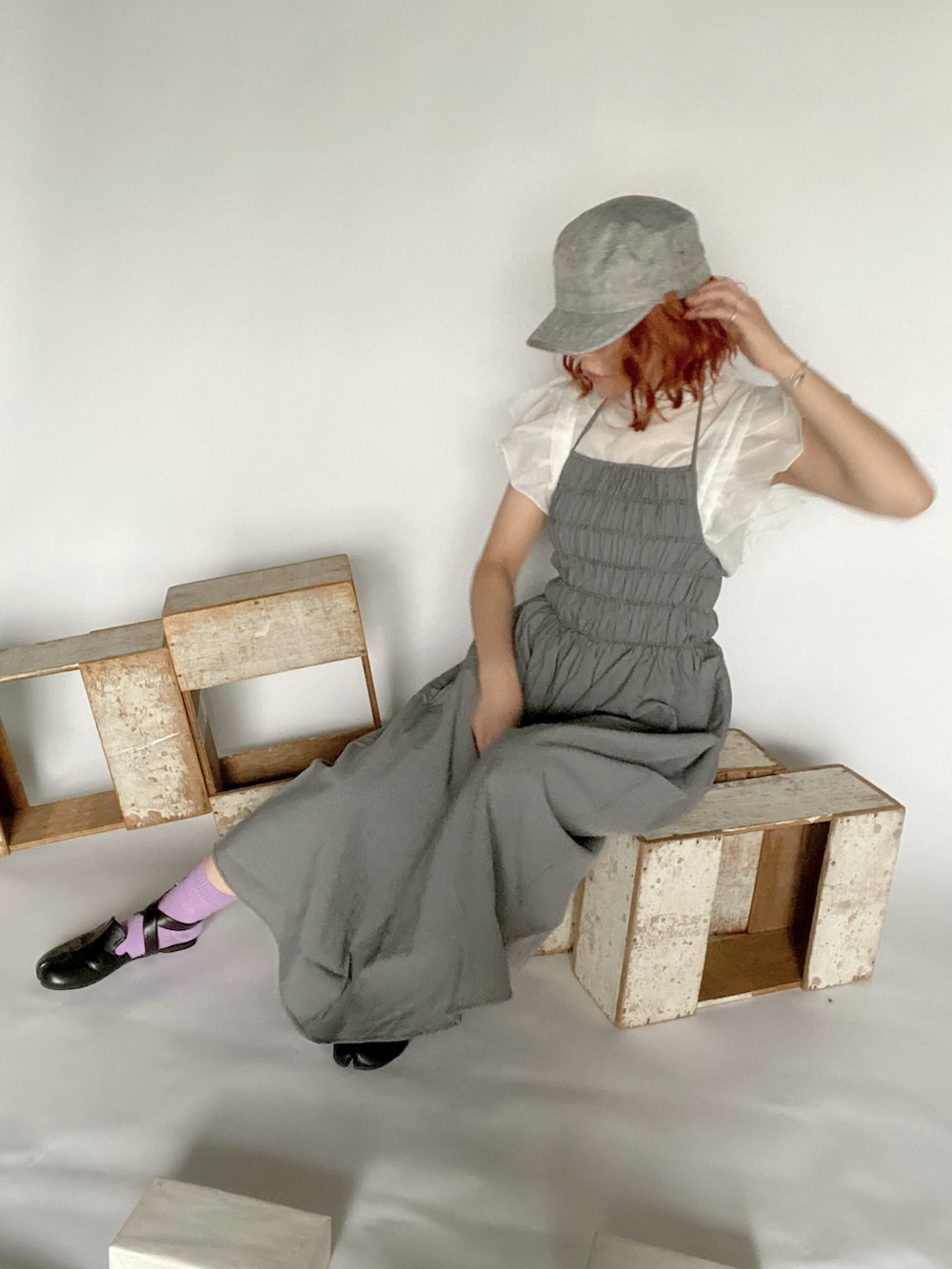 ホワイト系のシャツ/ブラウス、ブラック系のワンピース、ブラック系のシューズを着用したレディースの夏コーディネートの2枚目の写真