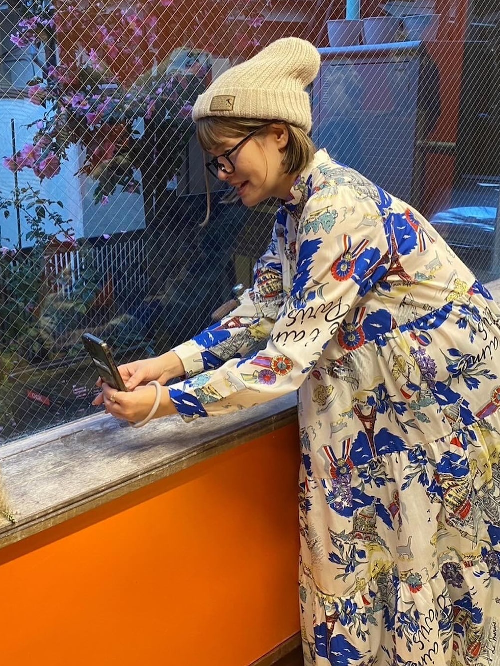 ホワイト系のベスト、ホワイト系のワンピース、ホワイト系のニットキャップ/ビーニーを着用したレディースの冬コーディネートの2枚目の写真