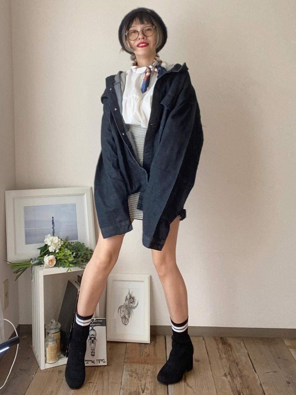 グレー系のワンピース/ドレス、ブラック系のブーツ、ホワイト系のシャツ/ブラウスを着用したレディースの秋コーディネートの3枚目の写真