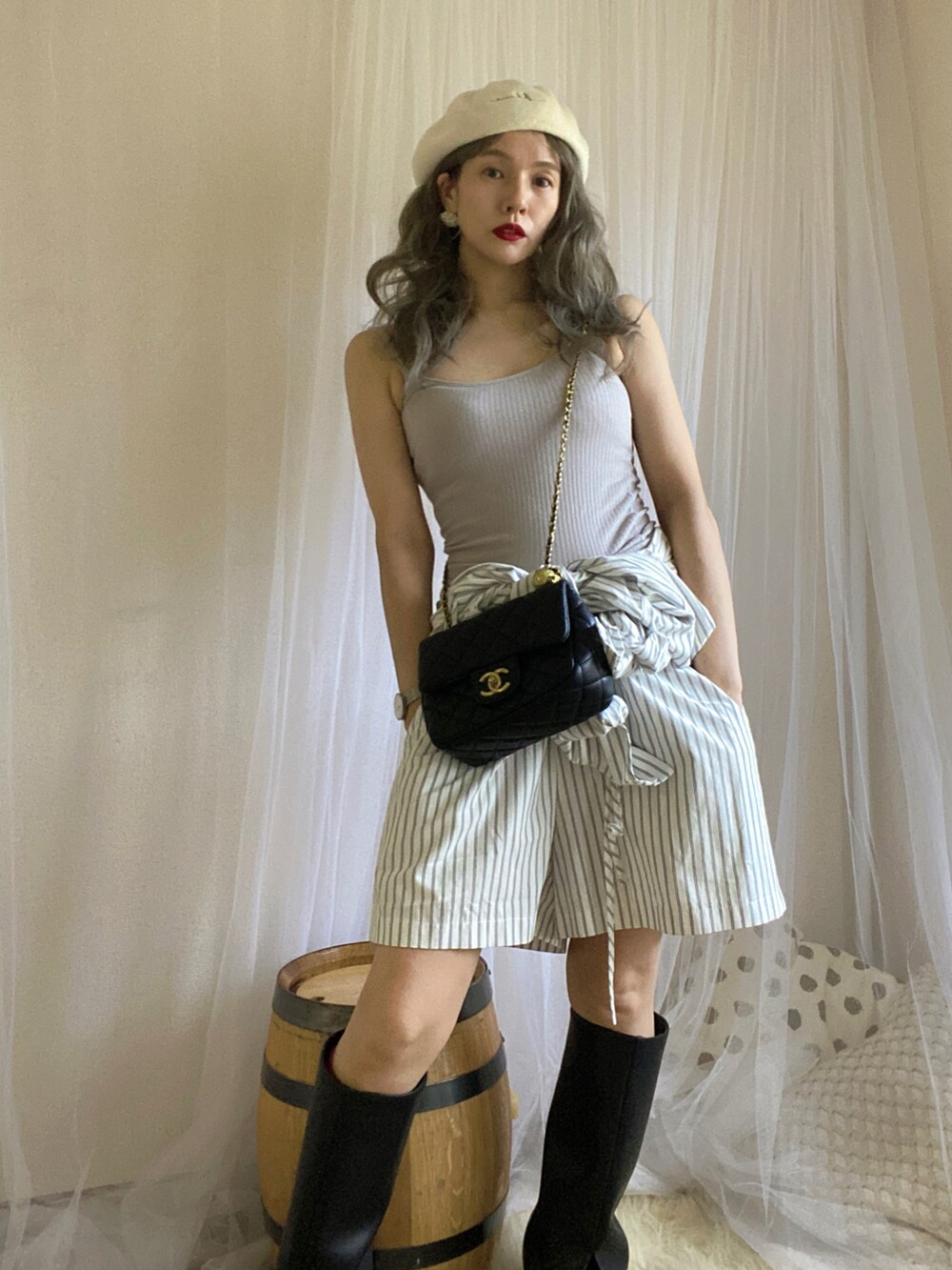 ホワイト系のハンチング/ベレー帽を着用したレディースの秋コーディネートの2枚目の写真