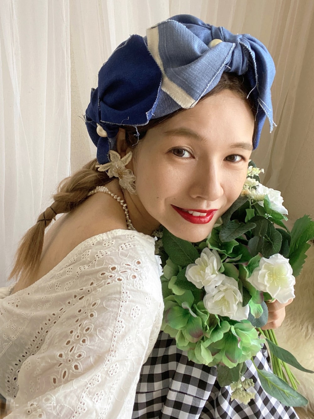 ホワイト系のシャツ/ブラウス、ブラック系のスカートを着用したレディースの夏コーディネートの3枚目の写真