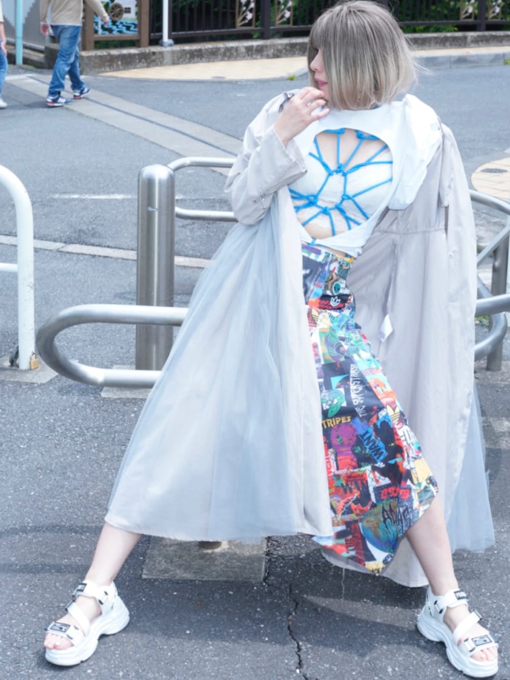 その他のスカート、ホワイト系のシューズ、ホワイト系のトップスを着用したレディースの春コーディネートの2枚目の写真