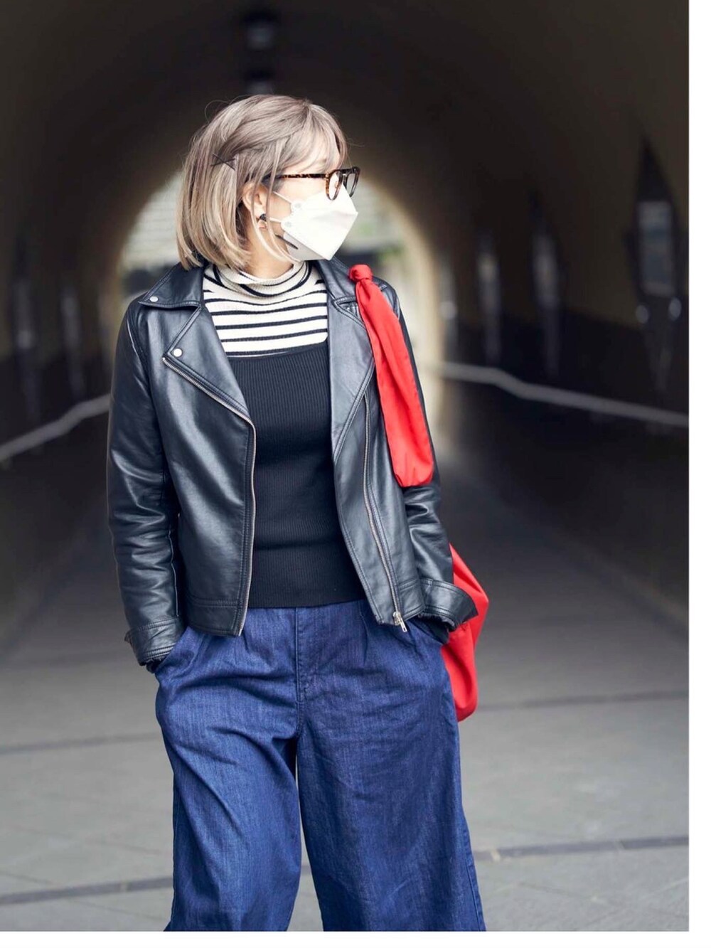 ブルー系のデニムパンツ、ホワイト系のニット/セーター、レッド系のショルダーバッグを着用したレディースの春コーディネートの2枚目の写真