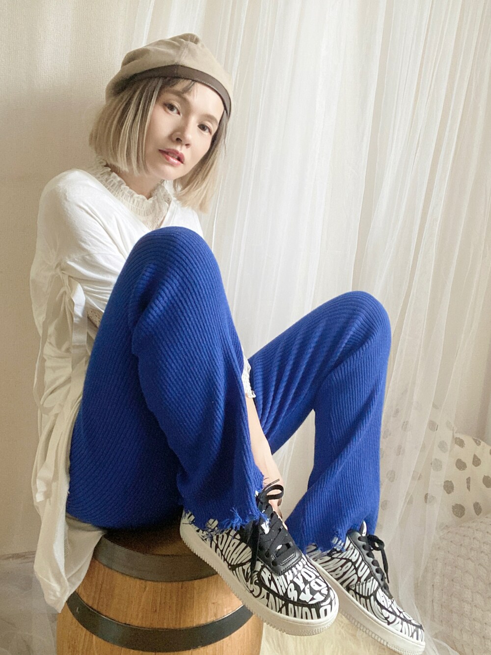 ブラック系のシューズ、ブルー系のその他パンツ、ホワイト系のTシャツ/カットソーを着用したレディースの秋コーディネートの2枚目の写真