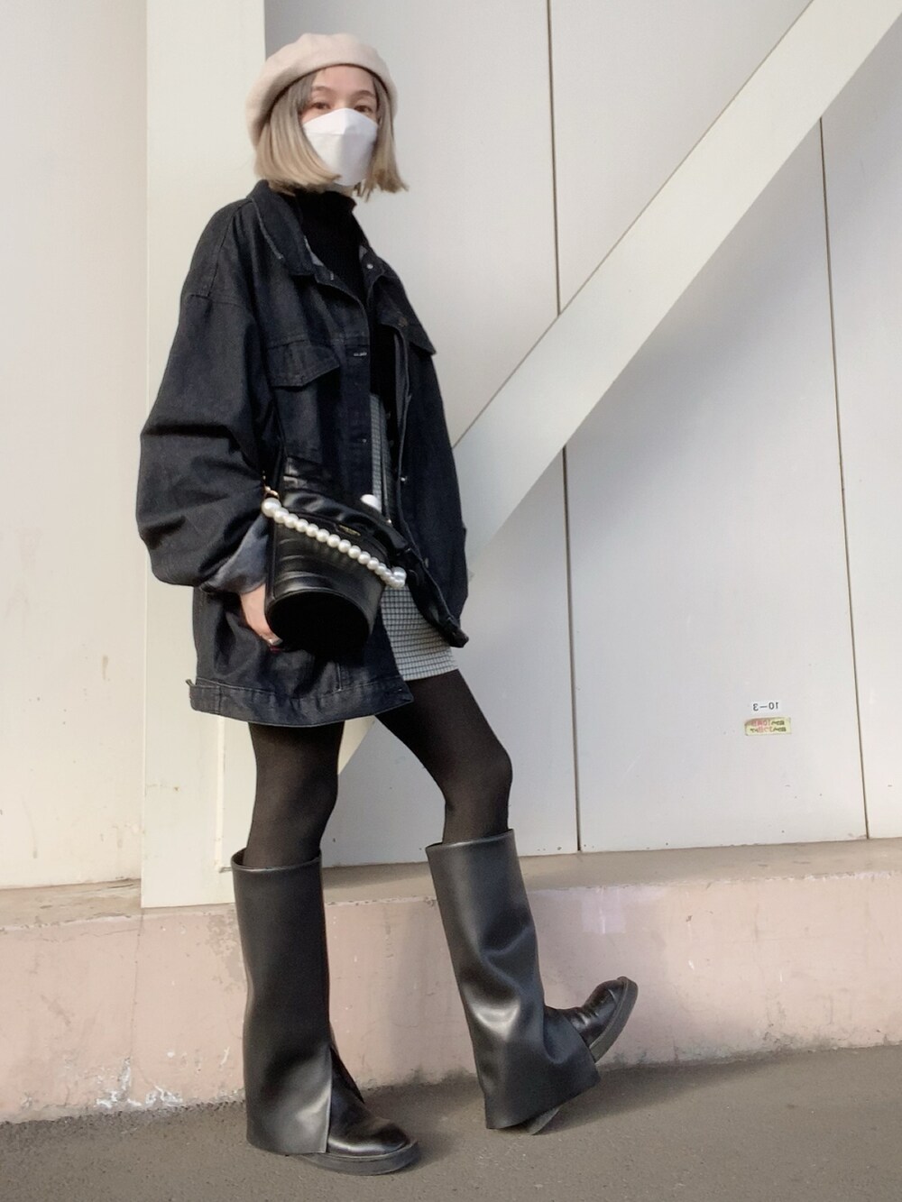 ブラック系のシューズ、ブラック系のバッグ、グレー系のワンピース/ドレスを着用したレディースの春コーディネートの2枚目の写真