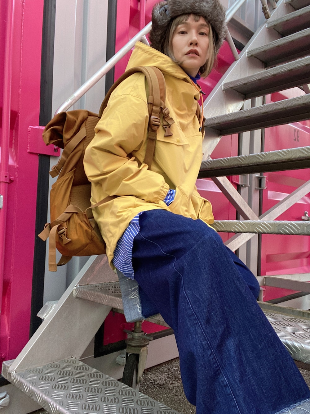 ブルー系のニット/セーター、ブルー系のシャツ/ブラウス、イエロー系のパーカーを着用したレディースの冬コーディネートの3枚目の写真