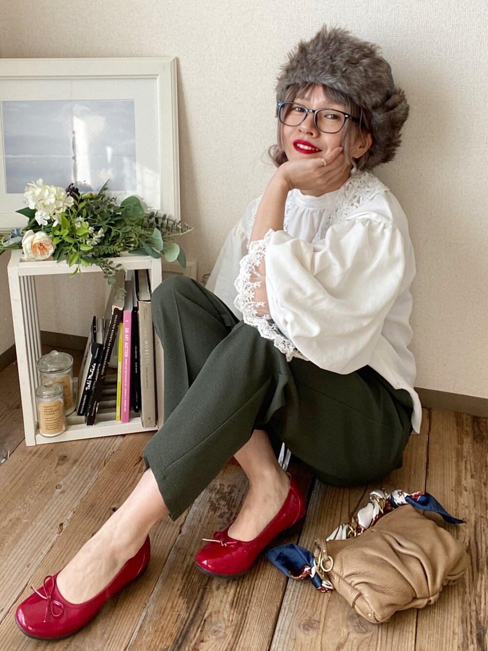 ホワイト系のシャツ/ブラウス、グリーン系のパンツ、レッド系のパンプスを着用したレディースの冬コーディネートの2枚目の写真