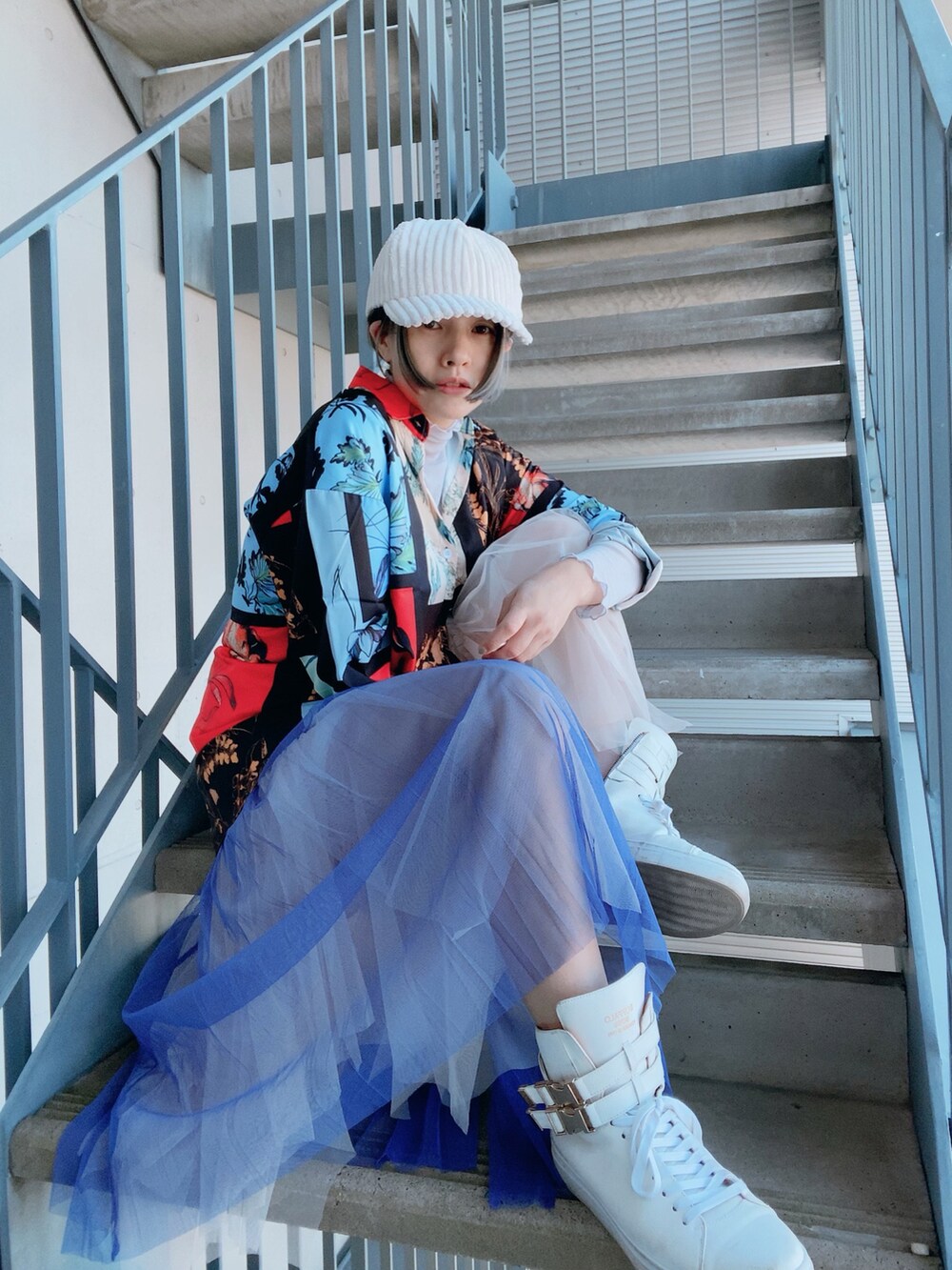 その他のシャツ/ブラウス、パープル系のスカート、ホワイト系のキャップを着用したレディースの春コーディネートの3枚目の写真