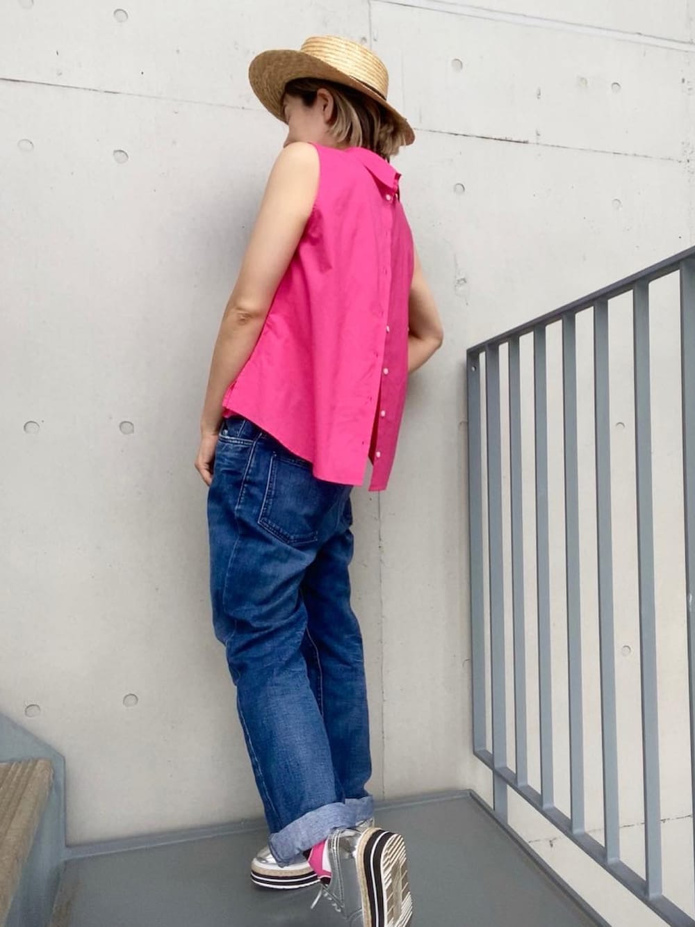 ブルー系のデニムパンツ、ピンク系のシャツ/ブラウス、シルバー系のシューズを着用したレディースの夏コーディネートの4枚目の写真