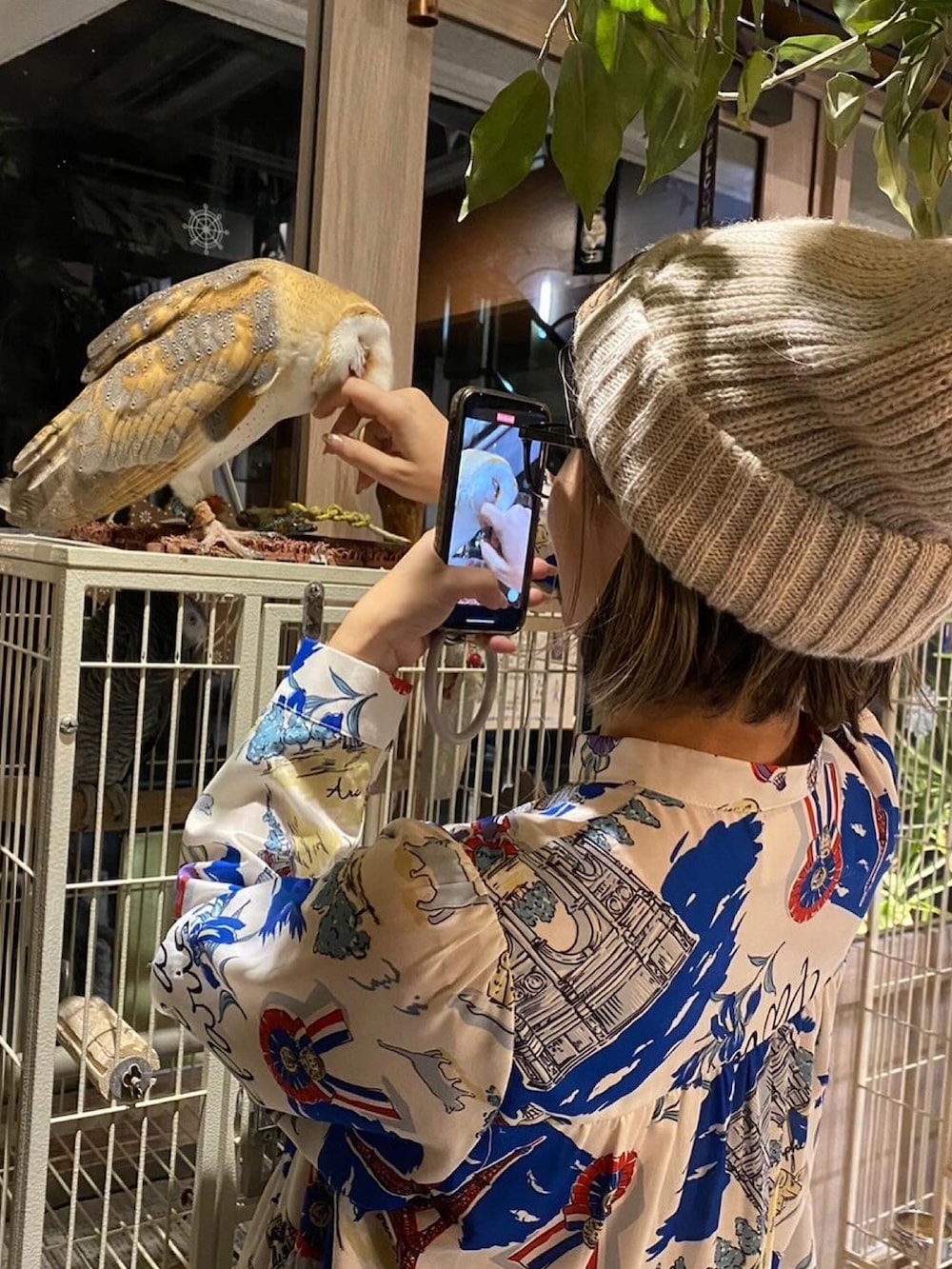 ホワイト系のベスト、ホワイト系のワンピース、ホワイト系のニットキャップ/ビーニーを着用したレディースの冬コーディネートの3枚目の写真