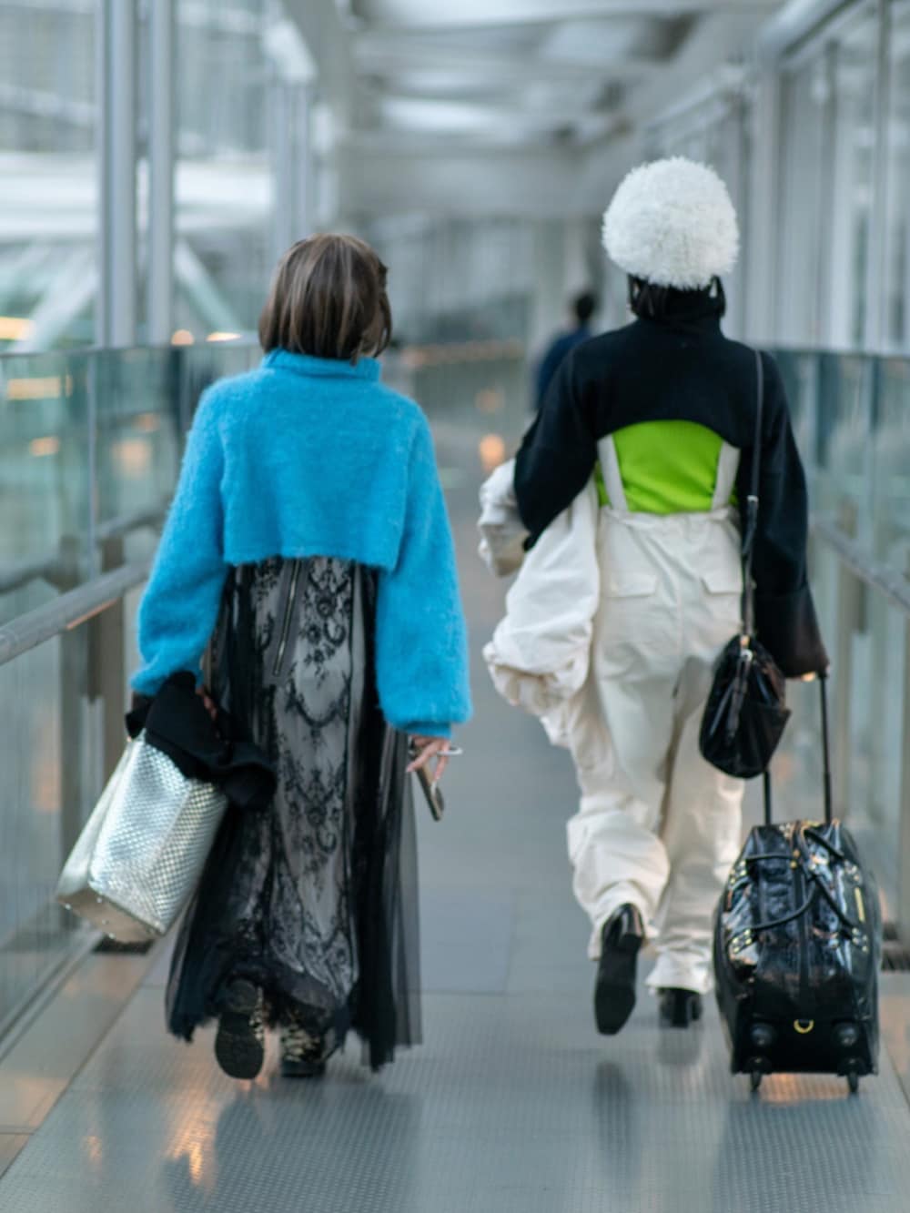 ブルー系のニット/セーター、ブラック系のワンピース、その他のシューズを着用したレディースの冬コーディネートの5枚目の写真