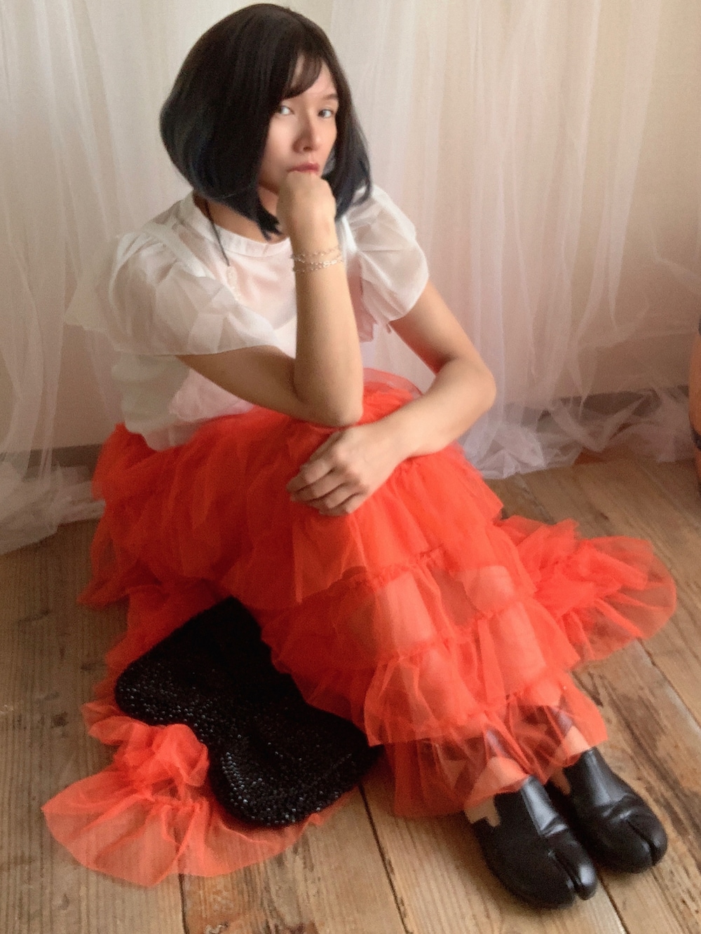 ホワイト系のシャツ/ブラウス、オレンジ系のスカート、ブラック系のシューズを着用したレディースの夏コーディネートの4枚目の写真