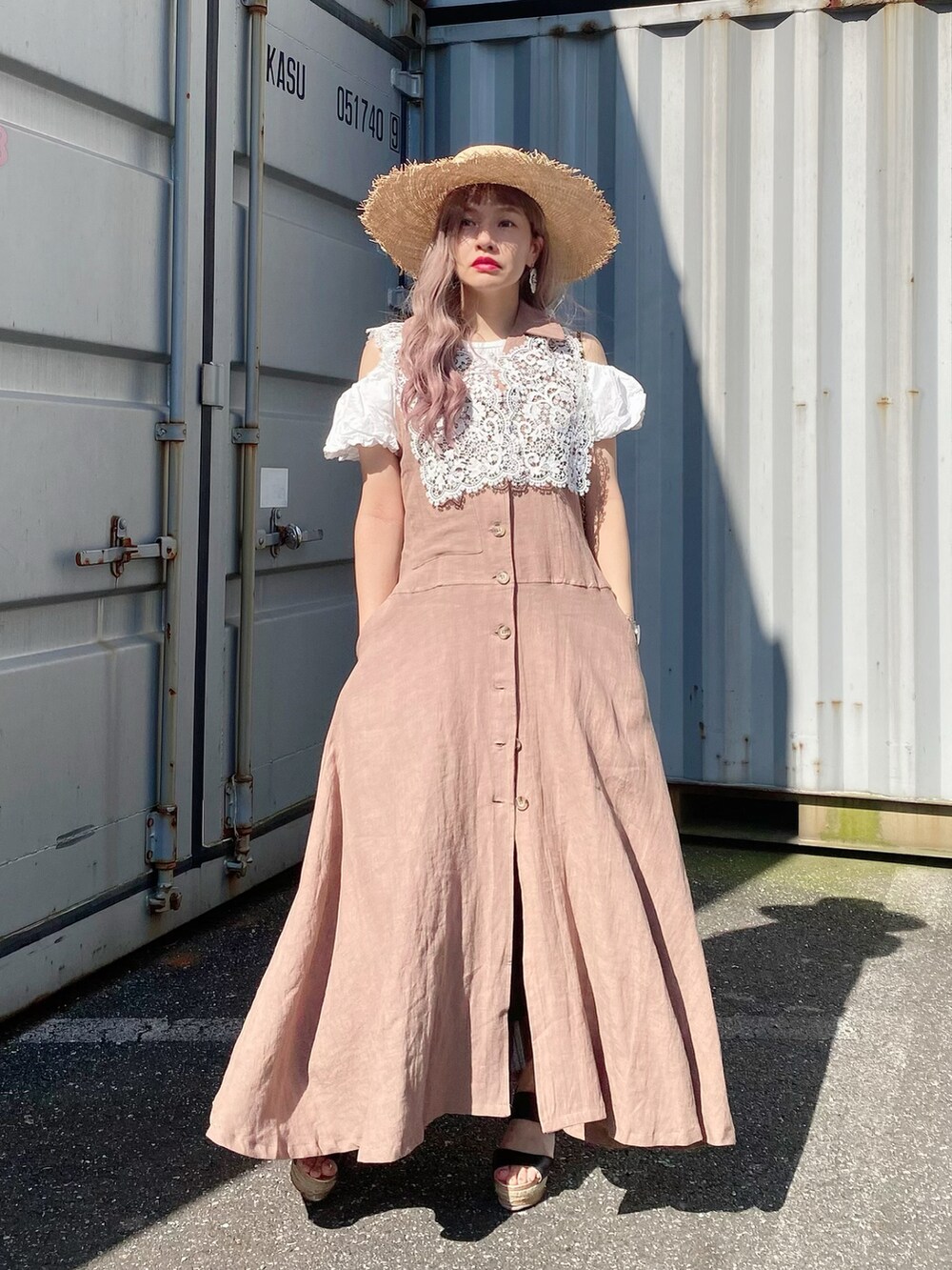 ブラック系のサンダル、ブラウン系のワンピース/ドレス、ベージュ系の帽子を着用したレディースの夏コーディネートの2枚目の写真