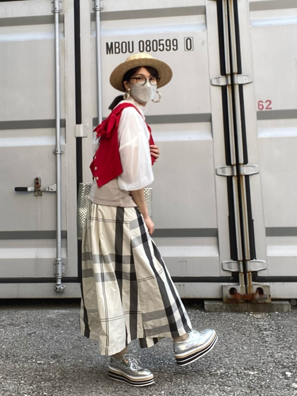 ホワイト系のシャツ/ブラウス、ベージュ系のキャミソール、ホワイト系のスカートを着用したレディースの春コーディネートの5枚目の写真