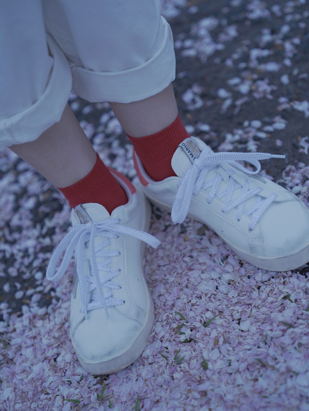 ホワイト系のスニーカー、ホワイト系のオールインワン・サロペット、ブラック系のその他ヘアアクセサリーを着用したレディースの春コーディネートの4枚目の写真