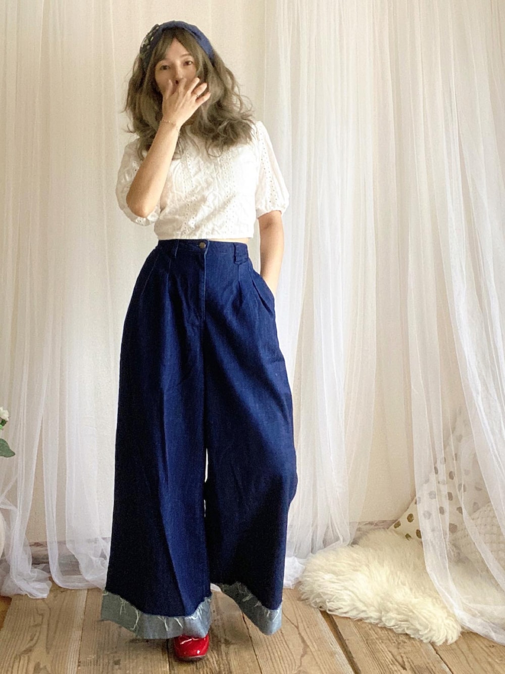 ホワイト系のシャツ/ブラウス、ブルー系のデニムパンツを着用したレディースの夏コーディネートの3枚目の写真