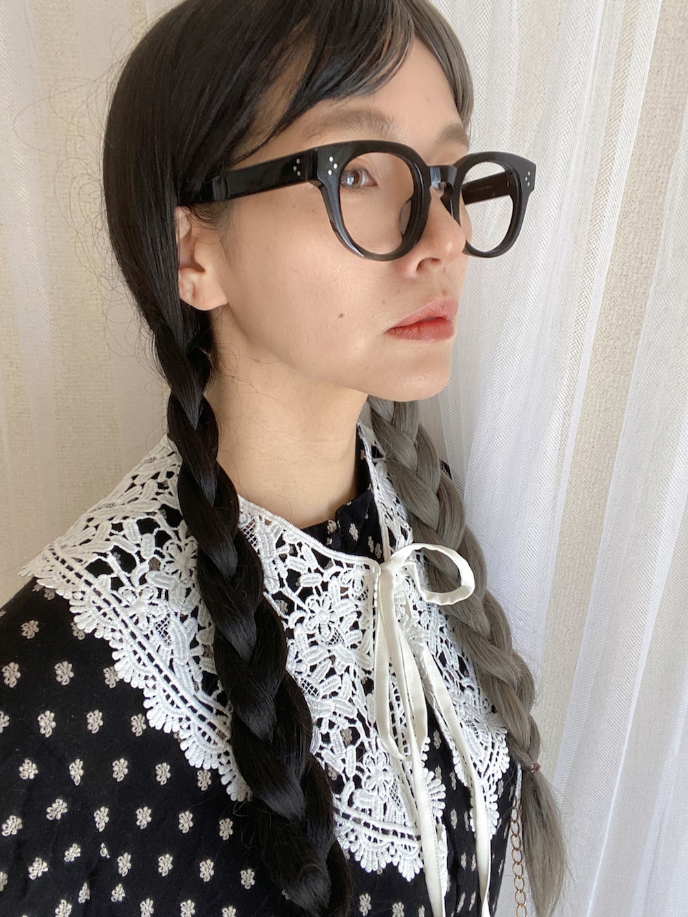 ブラック系のワンピース、レッド系のバッグを着用したレディースの冬コーディネートの3枚目の写真