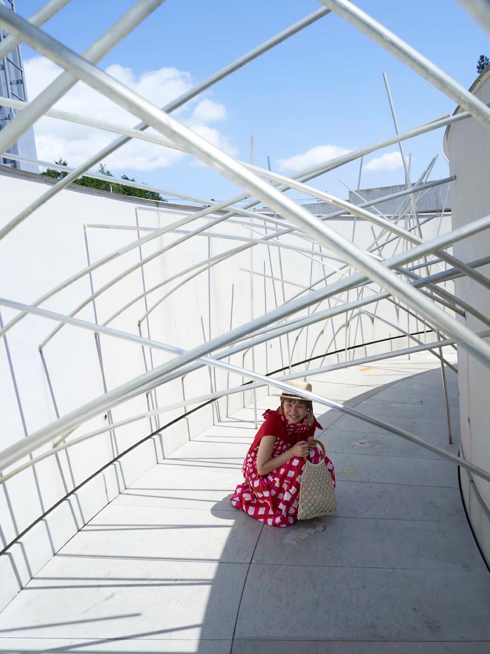 レッド系のカーディガン/ボレロ、ピンク系のトップス、シルバー系のシューズを着用したレディースの春コーディネートの2枚目の写真