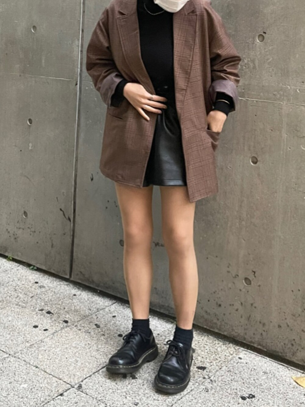 ブラック系のドレスシューズ、ブラウン系のジャケット/アウター、ブラック系のニット/セーターを着用したレディースの秋コーディネートの2枚目の写真