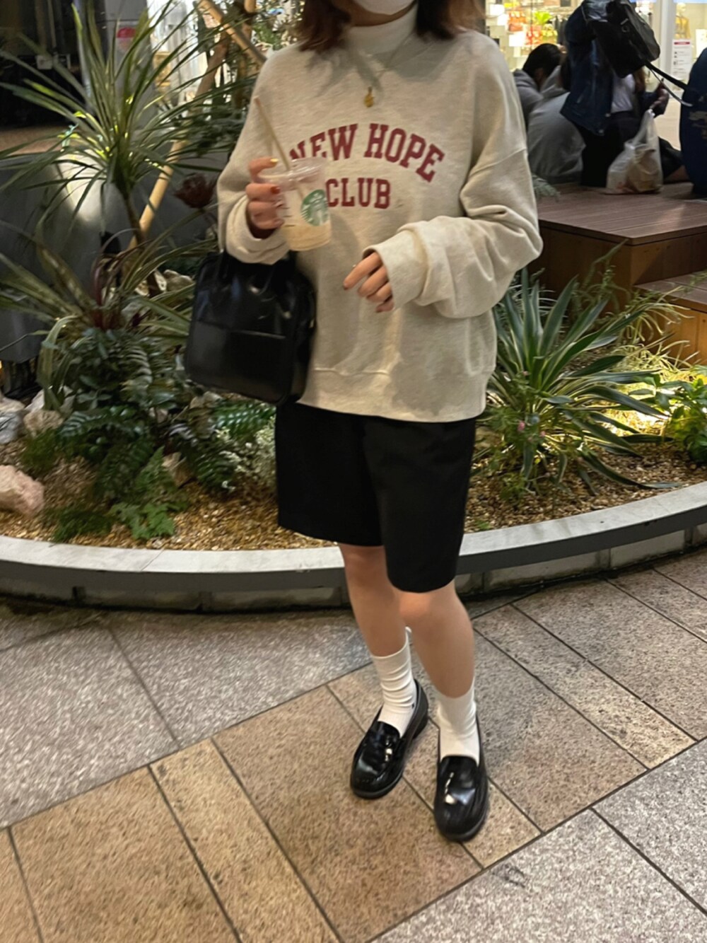 ホワイト系のニット/セーター、ブラック系のパンツ、ブラック系のローファーを着用したレディースの秋コーディネートの3枚目の写真