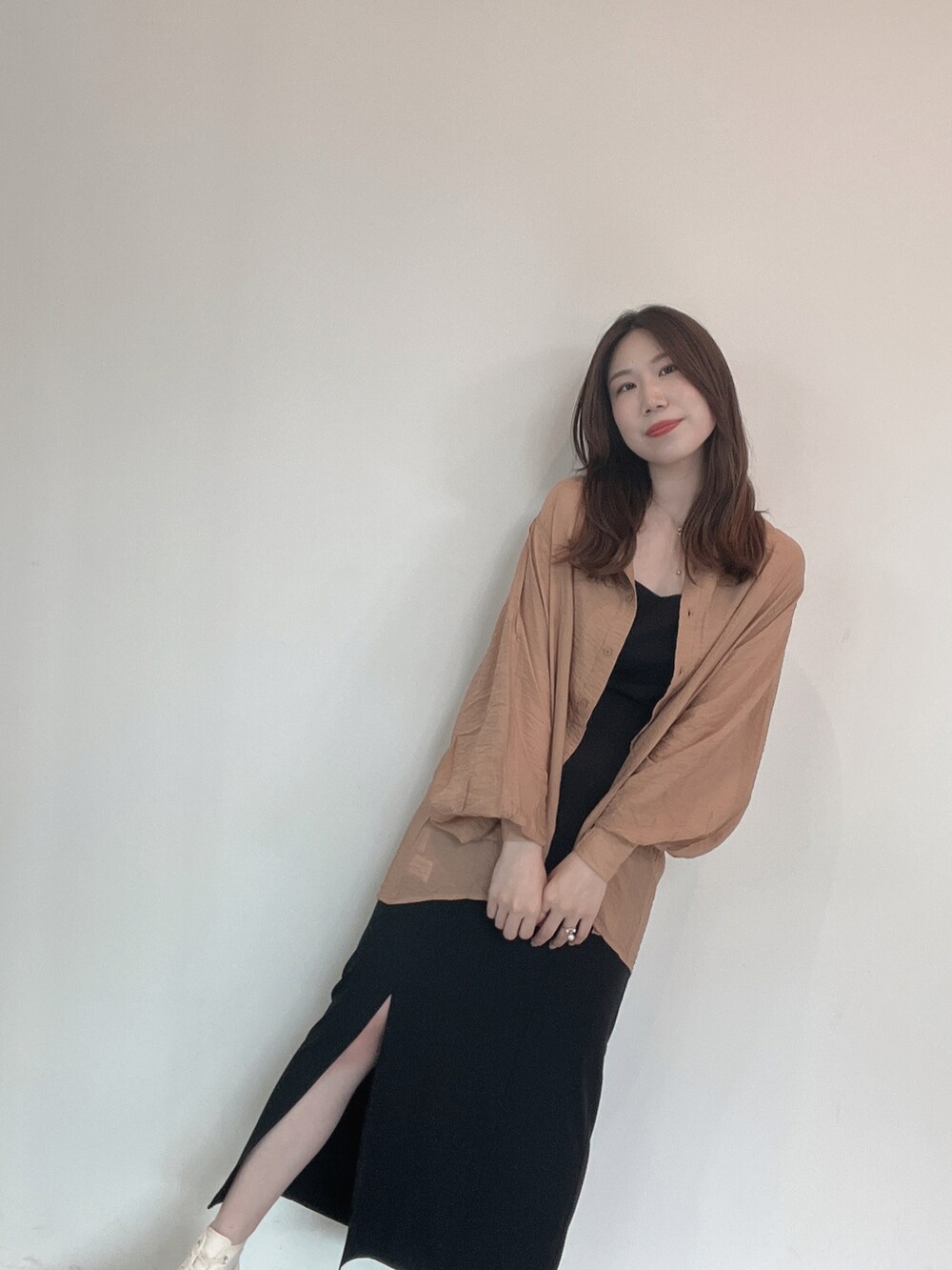 「カジュアルコーデ、大人かわいい、休日スタイル、オトナ女子、ロングスカート、高身長コーデ、コンバース、ブラック、きれいめ」｜「COLONY 2139の2WAYストレッチフロントスリットスカート / 前スリットナロースカート（スカート、ブラック系）」を使った、ayaさん（レディース・170cm）の夏コーディネートの4枚目の写真
