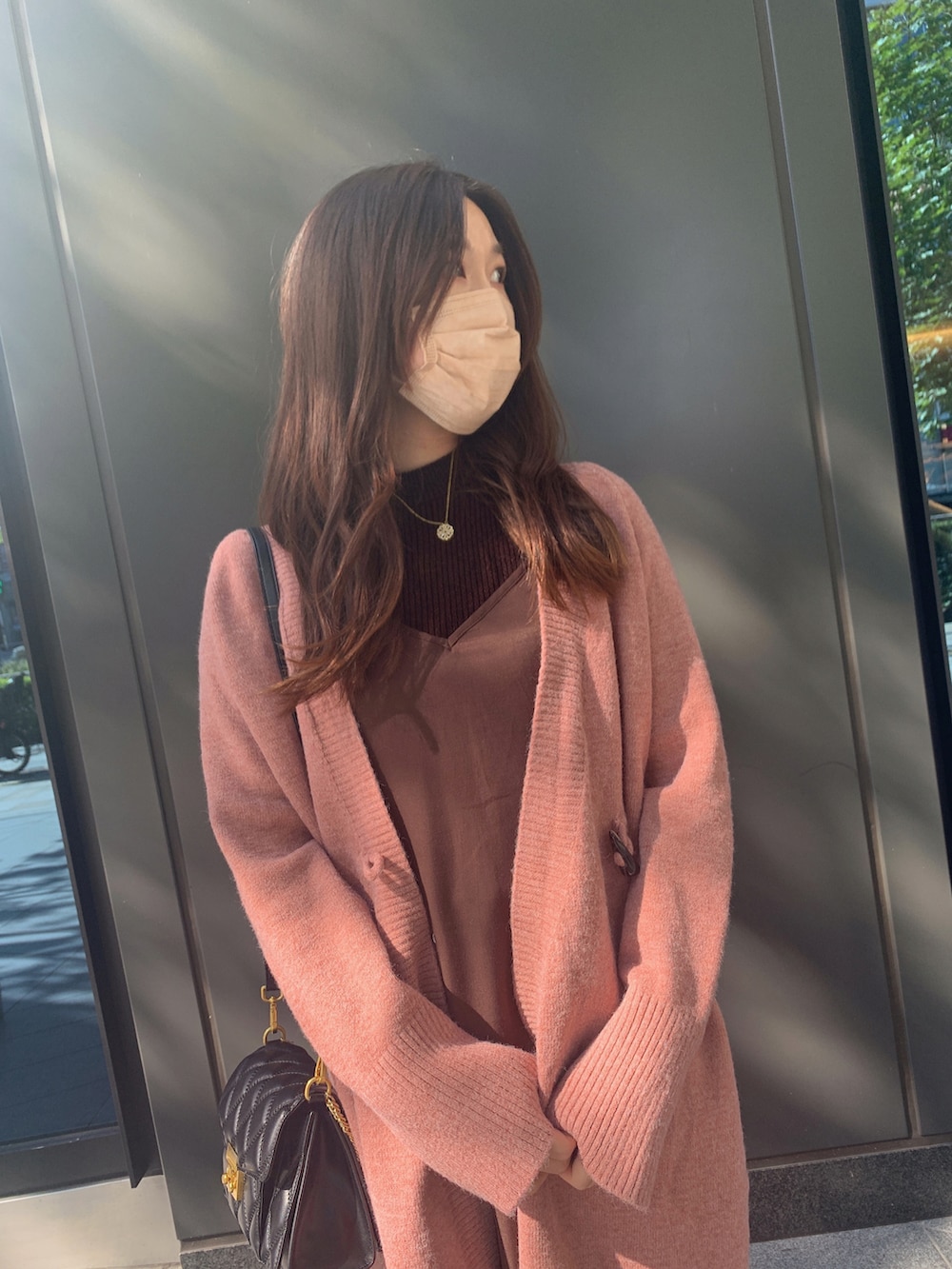 「fifth、大人カジュアル、きれいめカジュアル、大人コーデ、サテンスカート、キレイめ、カーディガン、秋のコーデ、冬コーデ、韓国ファッション」｜「fifthのミドル丈ニットガウン（カーディガン/ボレロ、ピンク系）」を使った、ayaさん（レディース・169cm）の秋コーディネートの3枚目の写真