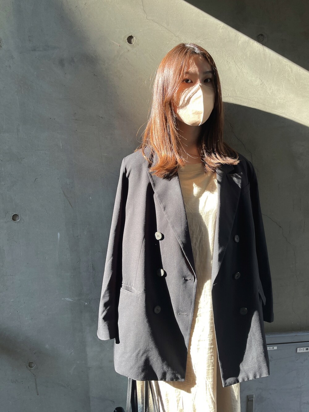 「シンプル、オトナカジュアル、オトナ女子、キレイめ、ブラックコーデ、モノトーン、ジャケット、秋のコーデ、休日スタイル、大人カジュアル」｜「A part byのLiRyスクエアパフワンピース　 952751（ワンピース、ベージュ系）」を使った、ayaさん（レディース・170cm）の夏コーディネートの2枚目の写真