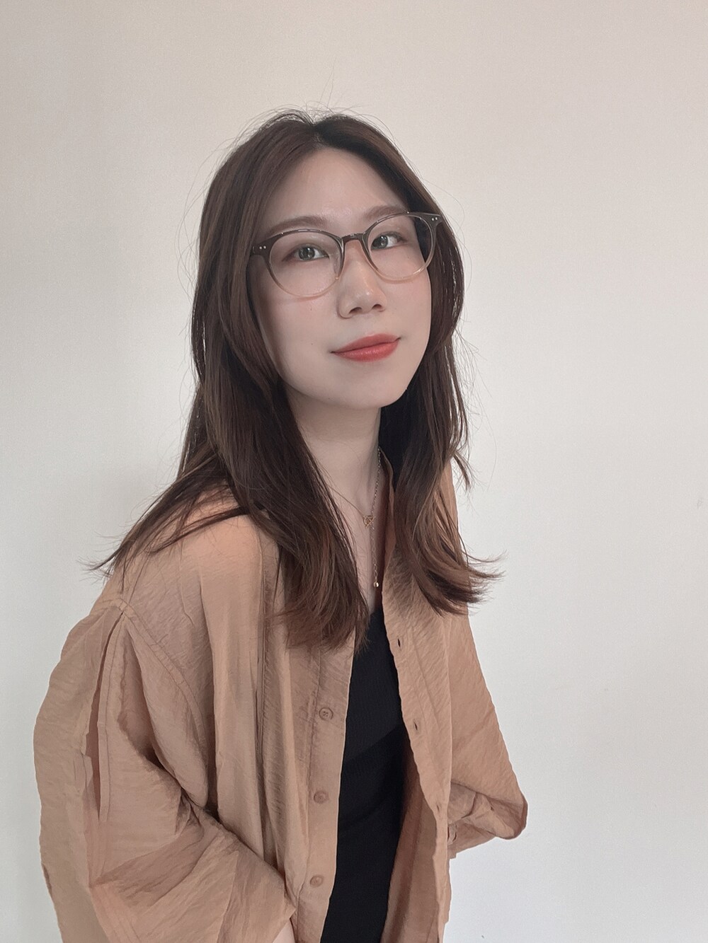 「カジュアルコーデ、大人かわいい、休日スタイル、オトナ女子、ロングスカート、高身長コーデ、コンバース、ブラック、きれいめ」｜「COLONY 2139の2WAYストレッチフロントスリットスカート / 前スリットナロースカート（スカート、ブラック系）」を使った、ayaさん（レディース・170cm）の夏コーディネートの3枚目の写真
