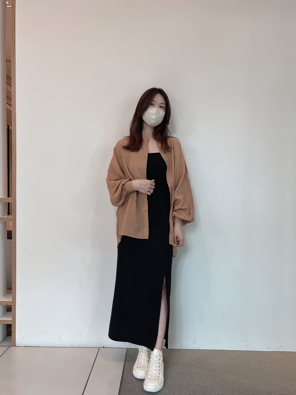 「カジュアルコーデ、大人かわいい、休日スタイル、オトナ女子、ロングスカート、高身長コーデ、コンバース、ブラック、きれいめ」｜「COLONY 2139の2WAYストレッチフロントスリットスカート / 前スリットナロースカート（スカート、ブラック系）」を使った、ayaさん（レディース・170cm）の夏コーディネートの2枚目の写真