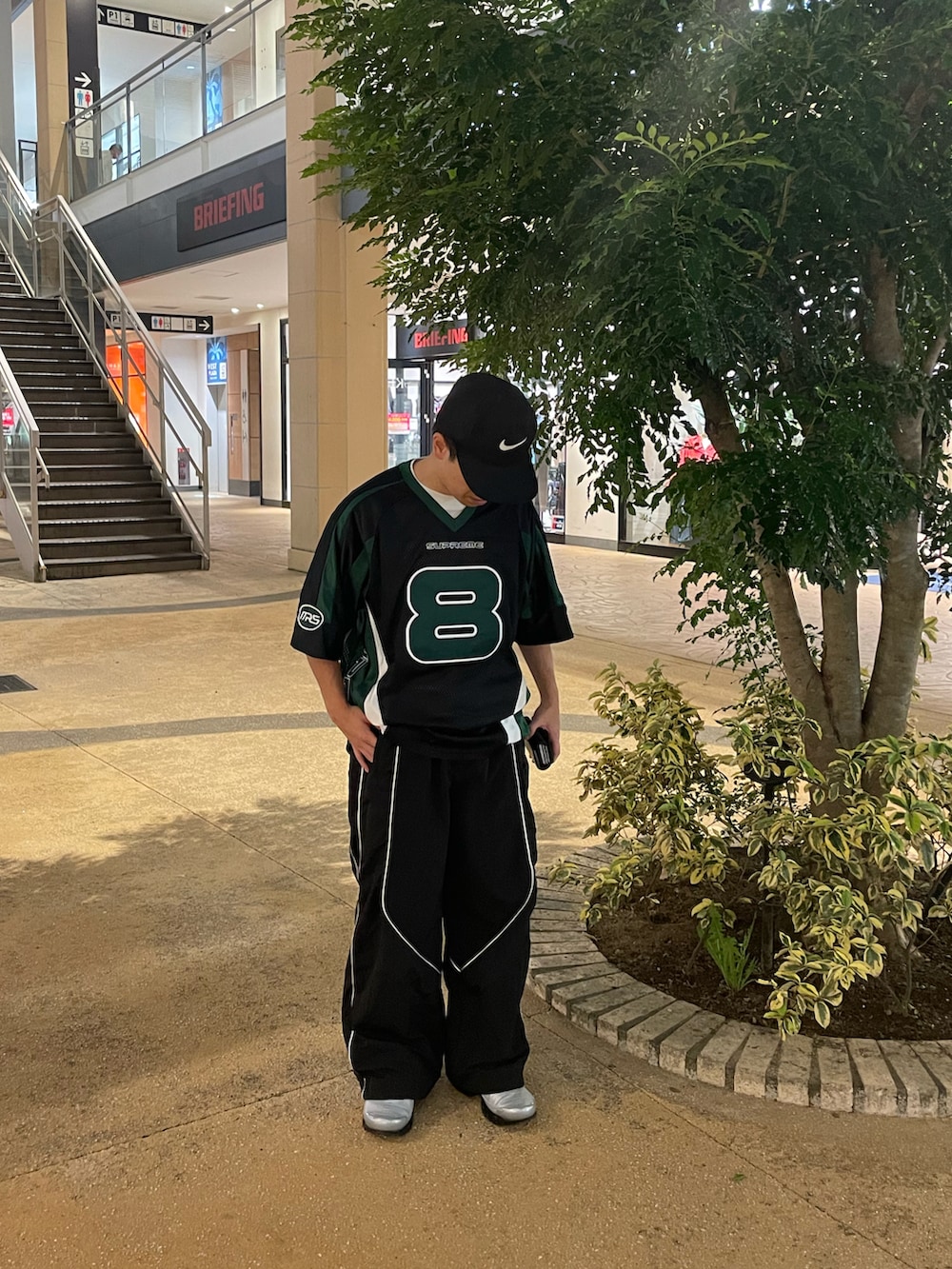 「レイヤードスタイル、ストーリート、ストリートコーデ、オークリー、supreme、ストリートファッション、健康的、低身長コーデ、サッカーユニフォーム、フットボールシャツ」｜「MAISON SPECIALの《UNISEX》Different Material Combination Truck Pants/異素材コンビネーショントラックパンツ【MAISON SPECIAL/メゾンスペシャル】■セットアップ対応■（その他パンツ、ブラック系）」を使った、ゆうたさん（骨格ストレート・メンズ・160cm）の秋コーディネートの2枚目の写真