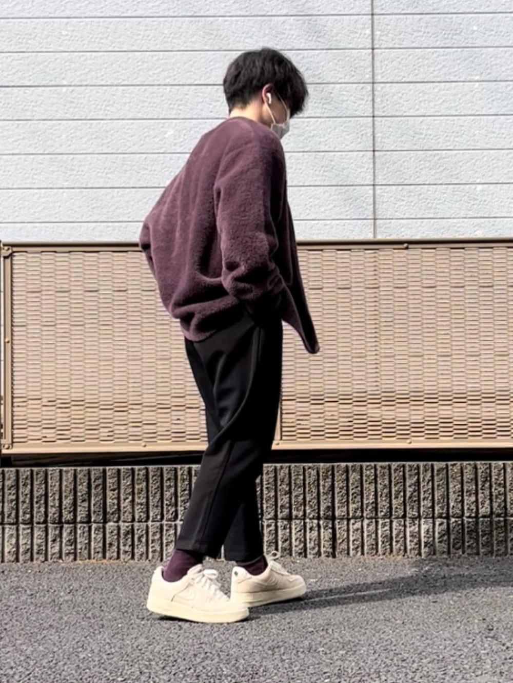 「カーディガン、モノトーン、モノトーンコーデ、スラックス、airforce1、エアフォースワン、オトナカジュアル、stussy、ストリートMIX、ストリート、春コーデ、低身長コーデ、ワイドパンツ、きれいめカジュアル、パープル」｜「STUSSYのShaggy Cardigan（カーディガン/ボレロ、パープル系）」を使った、ゆうたさん（メンズ・160cm）の春コーディネートの2枚目の写真