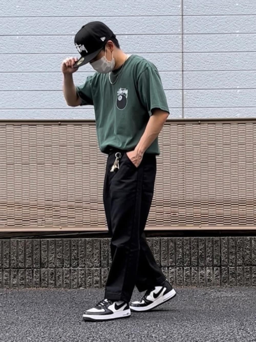 「stussy、NIKE、airforce1、ストリート、ストリートコーデ、ストリートファッション、カジュアルコーデ、タックイン、夏だ！Tシャツ着よう！、オーバーサイズ、Ｔシャツ、夏コーデ、ラフ、キャップ、ブラックコーデ」｜「STUSSYの8 Ball Pigment Dyed Tee（Tシャツ/カットソー、グリーン系）」を使った、ゆうたさん（メンズ・160cm）の夏コーディネートの2枚目の写真
