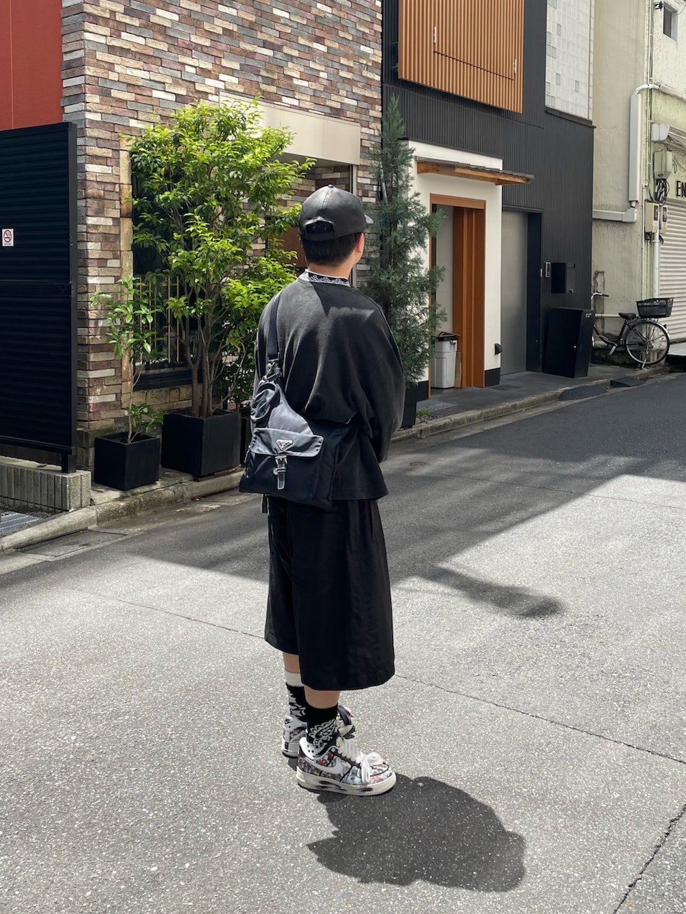 「stussy、ナイキ、エアフォースワン、ブラックコーデ、ショートパンツ、レザーキャップ、ブラック、低身長、低身長コーデ、古着、モノトーンコーデ、夏コーデ、ロンT、お出かけコーデ、ゆるコーデ」｜「STUSSYのJacquarded Mock Neck Crew（Tシャツ/カットソー、ブラック系）」を使った、ゆうたさん（メンズ・160cm）の春コーディネートの2枚目の写真