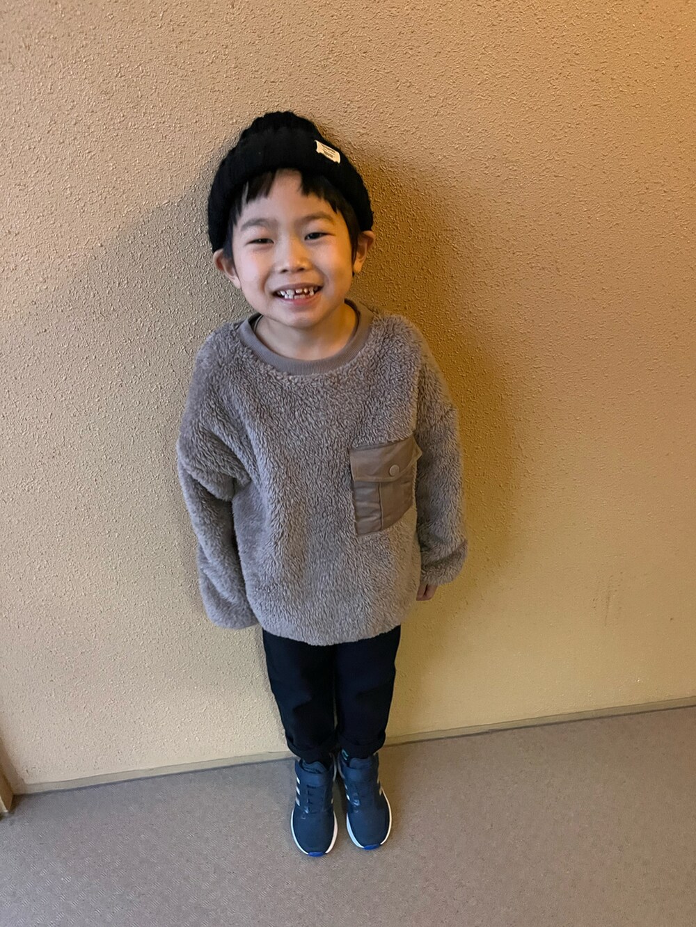 「休日コーデ、ビッグシルエット、ボア、ネイビー、GU、UNIQLO、ユニクロ、ニット帽、男の子ファッション、7歳、クライミングパンツ、アディダス、スニーカー、カジュアルコーデ、私の推しブランド」|「GUのアイテム(トップス、ブラウン系)」を使った、ゆうき◡̈⋆さん(キッズ・110cm)の冬コーディネートの2枚目の写真
