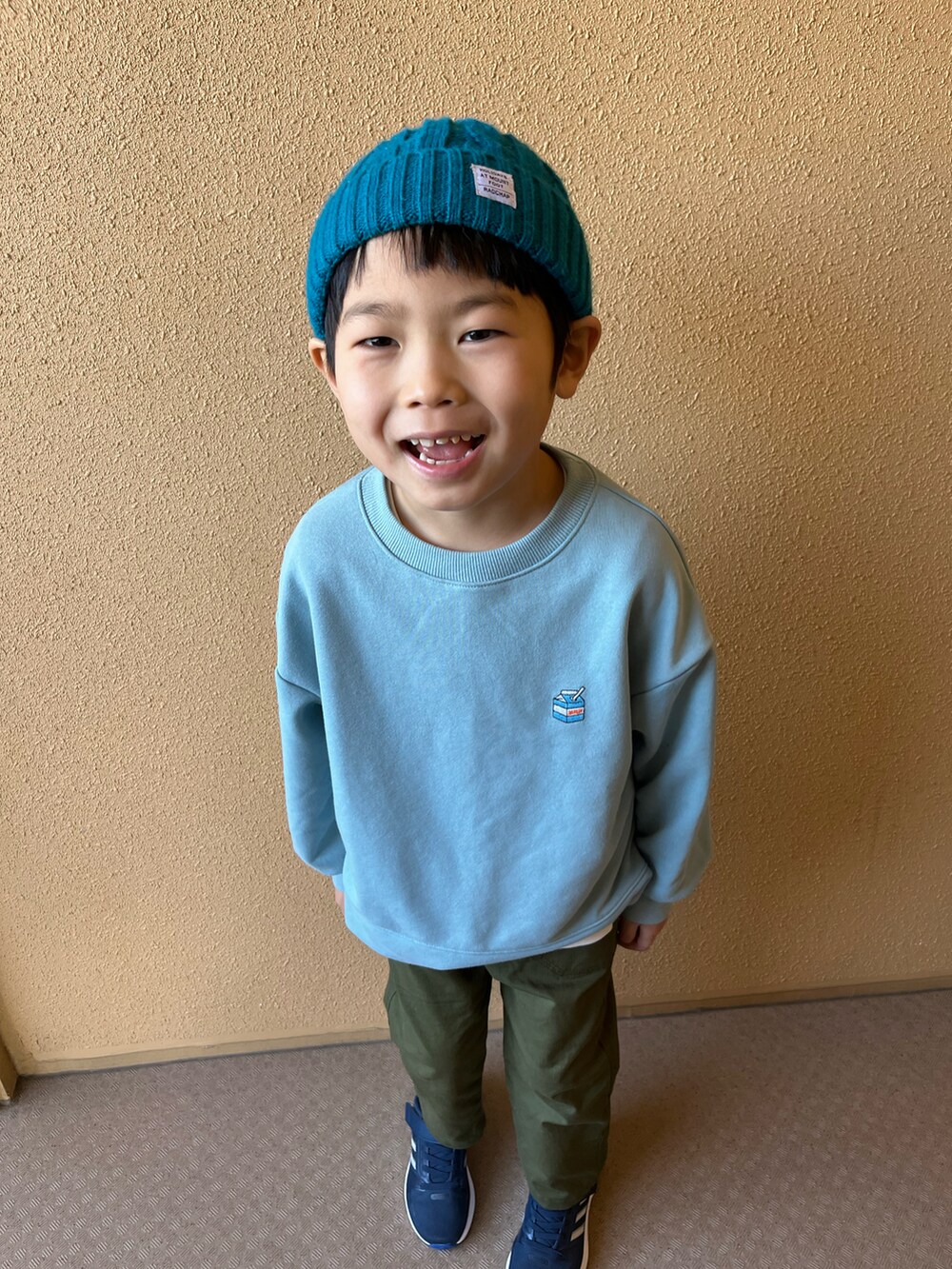 「GU、スウェット、ワンポイント、ウォームパンツ、レイヤードスタイル、男の子コーデ、プチプラ、あったかコーデ、キッズファッション、休日スタイル、スニーカー、アディダス、adidas、ブルー、おしゃれさんと繋がりたい」|「GUのアイテム(トップス、ブルー系)」を使った、ゆうき◡̈⋆さん(キッズ・110cm)の冬コーディネートの2枚目の写真