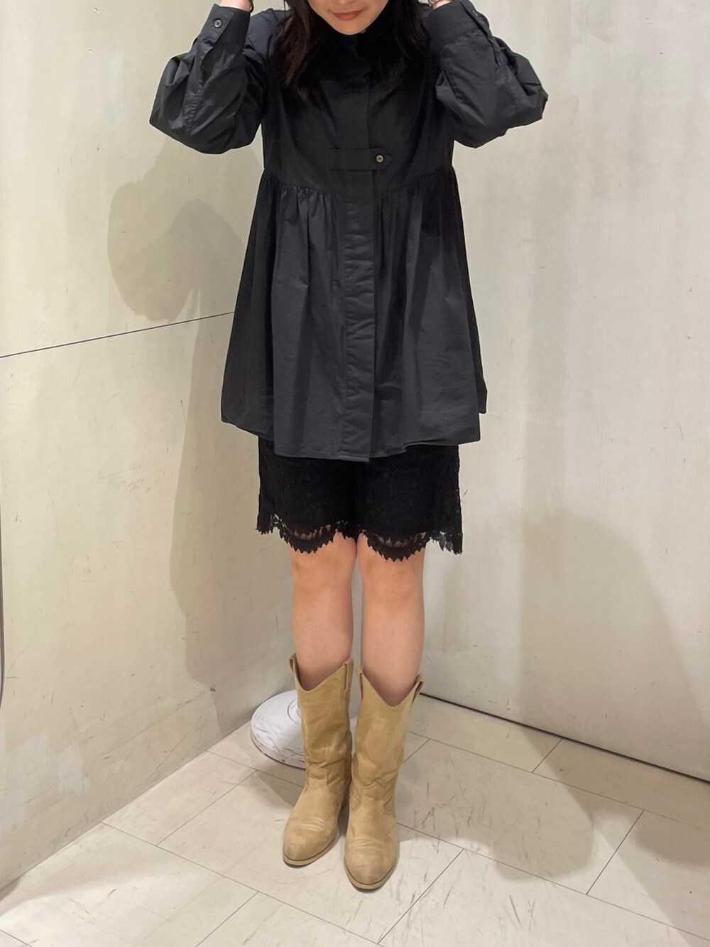 ブラック系のスニーカー、ブラック系のパンツを着用したレディースの秋コーディネートの2枚目の写真