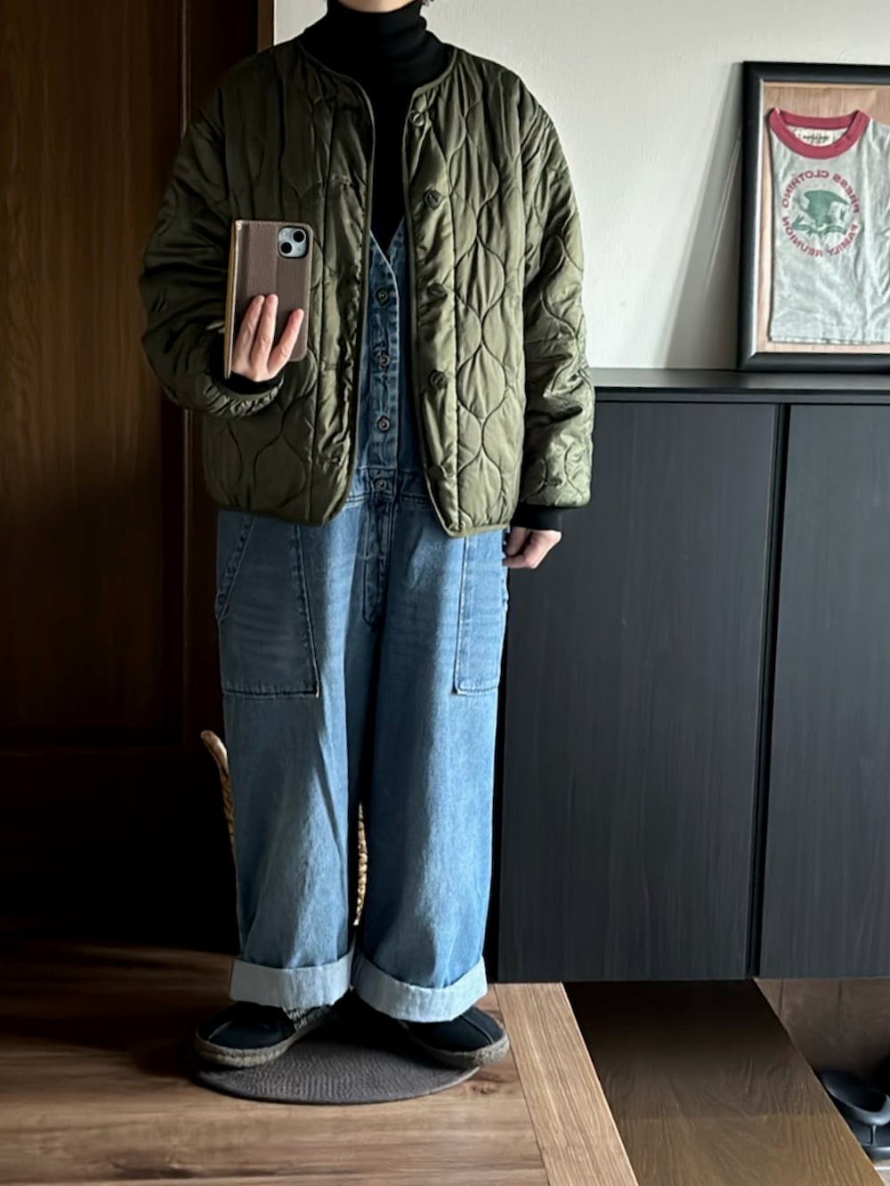 ブルー系のサロペット/オーバーオール、ブラック系のブーツを着用したレディースの冬コーディネートの2枚目の写真