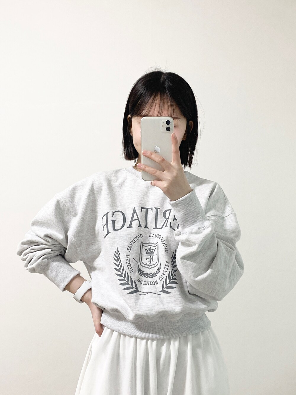 ホワイト系のスウェットを着用したメンズの春コーディネートの2枚目の写真